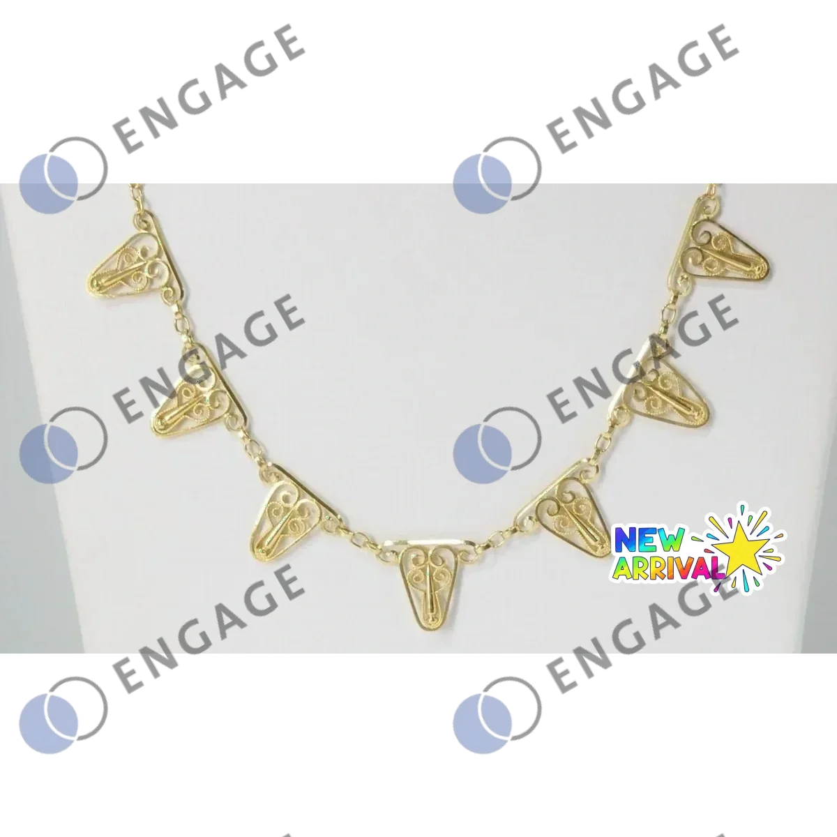 Gold tooth necklace with intricate designs from Leisure Tapis Chien Teckel collection